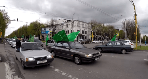 A motor rally with the Adyg flags held in Nalchik. Screenshot of the video by  Sergei Chernov "The Circassian Flag Day". Nalchik, April 25, 2017 https://www.youtube.com/watch?v=1wo_48hgN3U