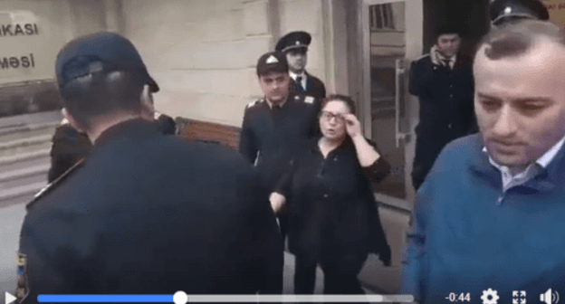 Shafag Agabalaeva, a journalist, leaves the court on May 3, 2019. Screenshot of the video https://www.facebook.com/shefeq.agacan/posts/1038020389919082