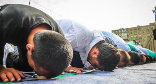 Believers praying. Photo by Aziz Karimov for the Caucasian Knot