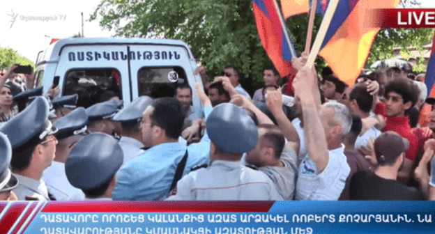 Activists near the building of the court that has ruled to release Robert Kocharyan. May 18, 2019. Yerevan. Photo: screenshot of the video https://youtu.be/02EItaKfRvM