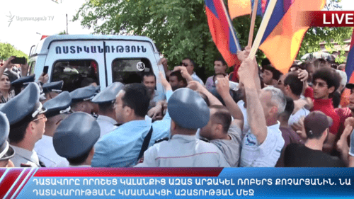 Activists near the building of the court that has ruled to release Robert Kocharyan. May 18, 2019. Yerevan. Photo: screenshot of the video https://youtu.be/02EItaKfRvM
