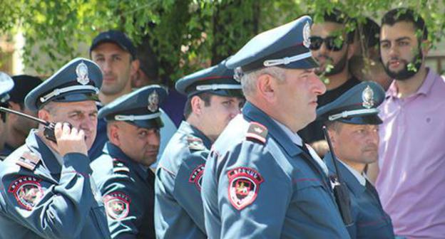 Policemen at the courthouse in Yerevan. Photo by Tigran Petrosyan for the Caucasian Knot