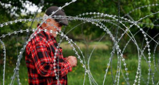 Border between Georgia and South Ossetia. Photo: Jelger Groeneveld - https://commons.wikimedia.org/wiki/Category:South_Ossetia?uselang=ru#/media/File:Georgian_farmer_at_Khurvaleti_victim_of_borderization_by_Russian_and_South_Ossetian_troops.jpg