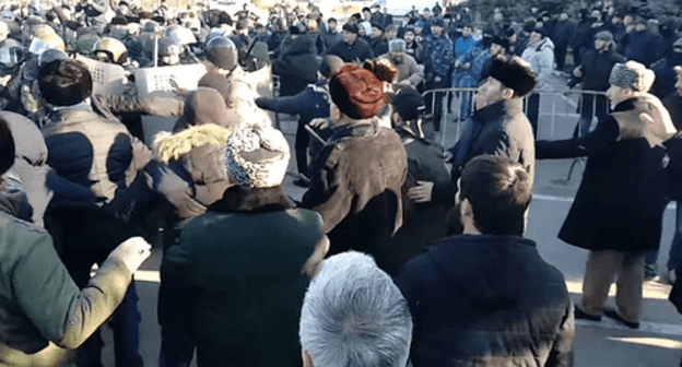 Activists' clashes with law enforcers in Magas on March 27, 2019. Screenshot of the video by Dzurdzaki https://www.youtube.com/watch?v=o1B1oBde9Ds