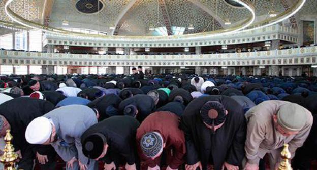 Believers praying. Photo: © Musa Sadulayev, Yuga.ru, https://www.yuga.ru/news/399200/