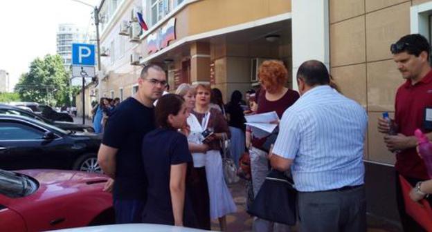 Relatives of detainees in the case on the Jehovah's Witness in the courtyard of the Soviet Court in Makhachkala, June 3, 2019. Photo by Rasul Magomedov for the Caucasian Knot