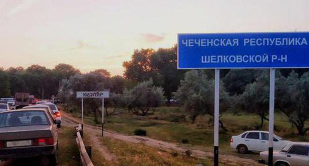 Road sign in the outskirts of Kizlyar. Photo by Ilyas Kapiev for the Caucasian Knot