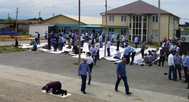 Juma-namaz at the site of the mosque in Magas. Photo by Umar Yovloi for the Caucasian Knot