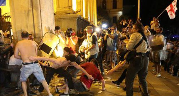 Dispersal of rally at the Parliament building in Tbilisi, June 21, 2019. Photo: REUTERS/Irakli Gedenidze