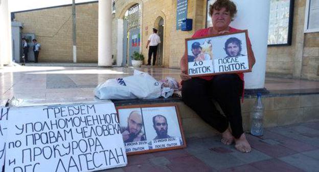 Elena Barzukaeva at the police building in Derbent. Photo by Murad Muradov for the "Caucasian Knot"