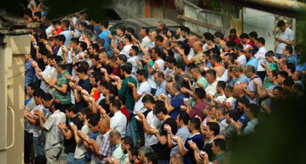 Believers during a prayer in the yard of Meshedi Dadash Mosque in Maku. Photo by Aziz Karimov for the "Caucasian Knot"