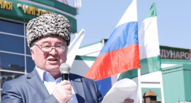 Malsag Uzhakhov makes a speech at a rally in Magas in March. Photo: screenshot of the video by Fortanga.Org https://www.youtube.com/watch?v=qfFMlE02KJw