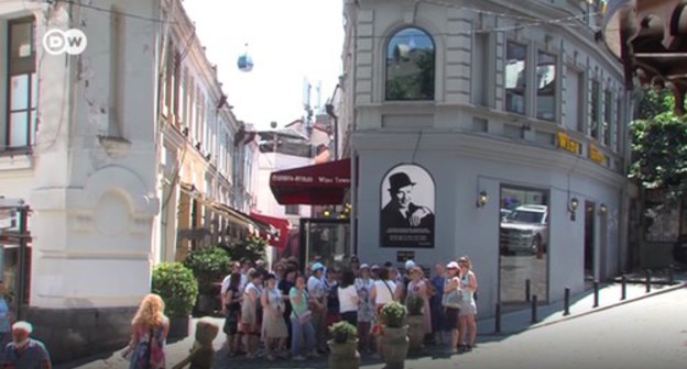 Russian tourists in Tbilisi. Screenshot of the video https://www.dw.com/ru/российские-туристы-не-боятся-отдыхать-в-грузии-28062019/av-49406632