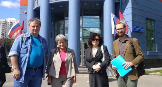 Alexander Cherkasov, Svetlana Gannushkina, Anastasia Samorukova and Denis Shedov (from left to right) at the court building in Moscow, July 30, 2019. Photo from website of HRC ‘Memorial’, http://memohrc.org/ru/news_old/sud-oshtrafoval-pravozashchitnika-cherkasova-za-piket-na-krasnoy-ploshchadi-v-den-desyatoy