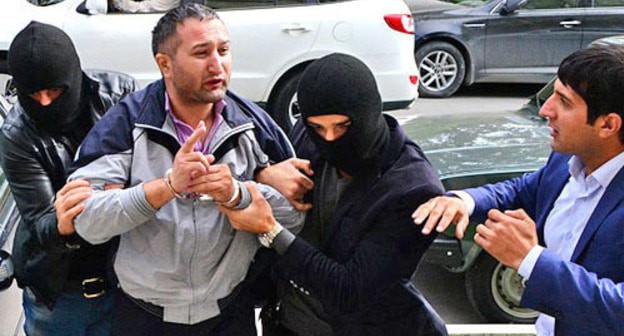 Parviz Gashimli being escorted to the Sabail Disctrict Court, Baku, November 7, 2013. Photo: Djavid Gurbanov, http://www.regnum.ru