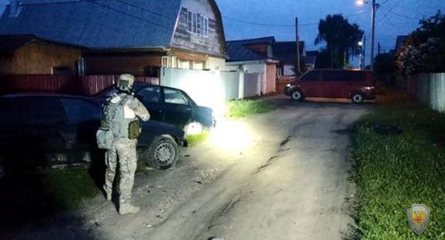 A law enforcer during the counterterrorist operation. Photo by the press service of the Russian National Antiterrorism Committee (NAC) http://nac.gov.ru/kontrterroristicheskie-operacii/v-hode-kto-v-kolchugino-neytralizovany-dvoe.html