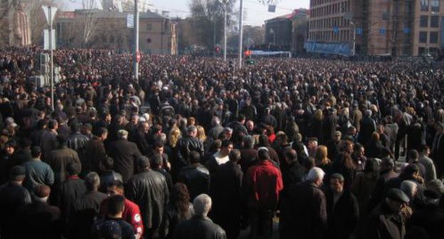 People who disagreed with the outcomes of the presidential election came into the streets in Yerevan on March 1, 2008. Photo: Serouj, https://commons.wikimedia.org/w/index.php?curid=3653411