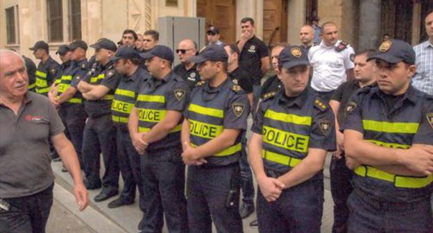 Policemen at the Georgian Parliament building. Photo by Beslan Kmuzov for the Caucasian Knot