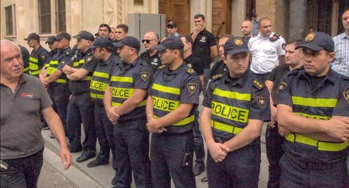 Policemen at the Georgian Parliament building. Photo by Beslan Kmuzov for the Caucasian Knot