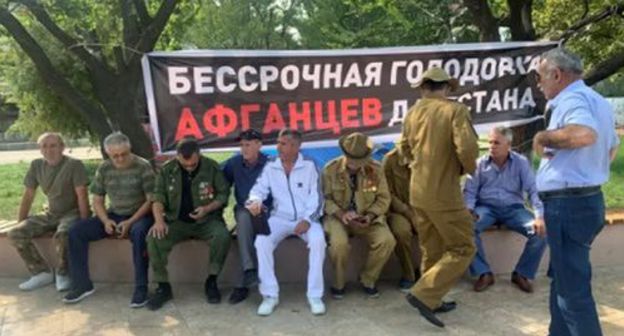 Veterans of the Afghan war started an indefinite hunger strike in Makhachkala. Photo by Inna Khatukaeva https://chernovik.net/content/lenta-novostey/dagestanskie-afgancy-obyavili-bessrochnuyu-golodovku 