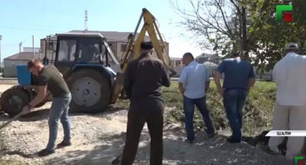 Residents of chechnya at the subbotnik (voluntary cleaning works on Saturdays). Screenshot of the video by the Grozny TV channel https://www.youtube.com/watch?v=Jl1OdZjP1sk