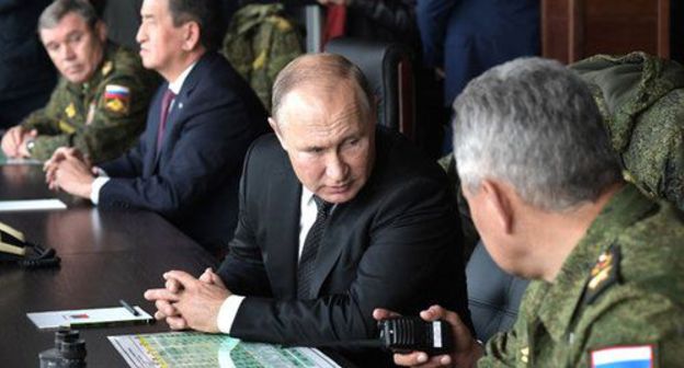 Vladimir Putin at the military exercises. Photo http://kremlin.ru/events/president/news/61584/photos