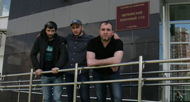 Khamid Razhapov (on the left) and the Chechen natives, Said-Magomed and Khusein (on the right) Tsetiev near the Sherbinsky District Court of Moscow on June 27, 2017. Photo by Tatyana Gantimurova for the "Caucasian Knot"