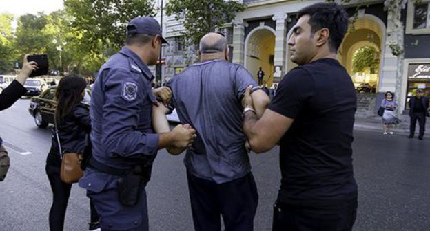 Policemen arrest activists in Baku, October 8, 2019. Photo by Aziz Karimov for the Caucasian Knot