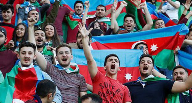 Azerbaijani football fans before a Euro-2020 qualifying match. Budapest, October 13, 2019. Photo: REUTERS/Bernadett Szabo