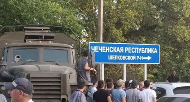 Military vehicles near the road signpost on the outskirts of Kizlyar. June 12, 2019. Photo by Ilyas Kapiev for the "Caucasian Knot"