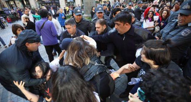 Police disperse participants of a rally in protest against using violence to women, Baku, October 20, 2019. Photo by Aziz Karimov for the Caucasian Knot