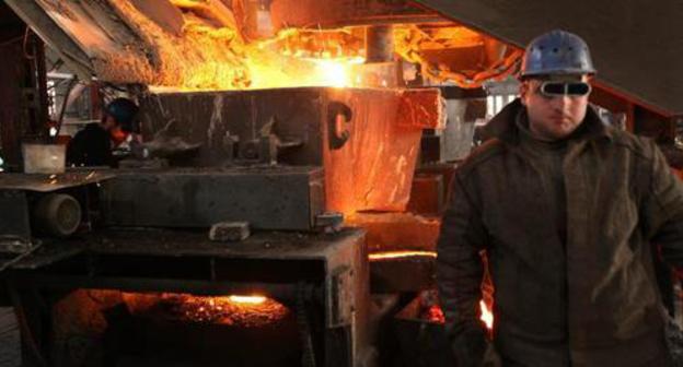 Worker of a metallurgic plant in Georgia. Photo: http://rmp.ge/en/media-centre/photogallery/steel-melting-shop-and-reinforcing-bar-shop