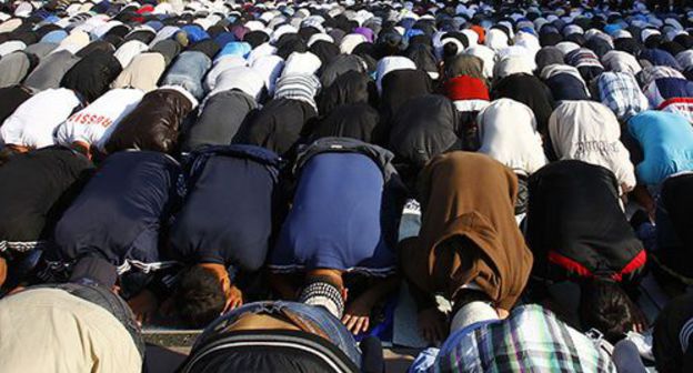 Believers praying. Photo: REUTERS/Mikhail Voskresensky