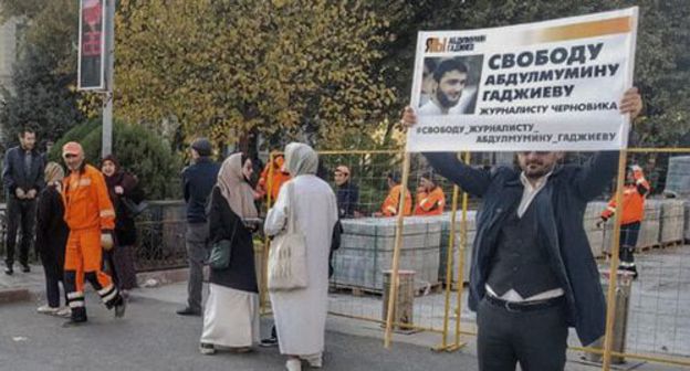 A solo picket in support of Abdulmumin Gadjiev. Makhachkala. October 25, 2019. Photo by Ilyas Kapiev for the "Caucasian Knot"