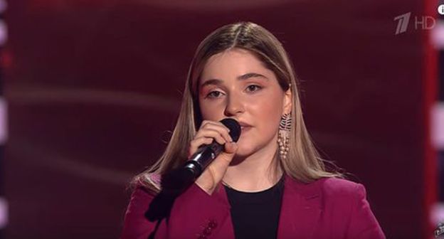 Ragda Khanieva. Screenshot of the video on YouTube Голос / The Voice Russia https://www.youtube.com/watch?v=B5BVyY6glCQ