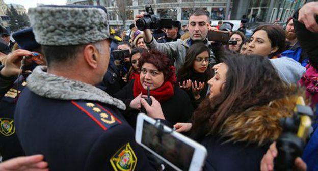 The journalist Khadija Ismayilova (in the center) is talking to a police officer. Baku. Photo by Aziz Karimov for the "Caucasian Knot"