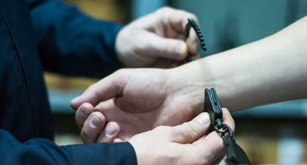 Handcuffs. Photo: Elena Sideok, Yuga.ru