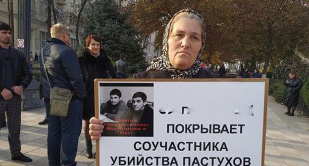 Resident of Makhachkala Madina holds solo picket in Makhachkala, November 19, 2019. Photo by Ilyas Kapiev for the Caucasian Knot