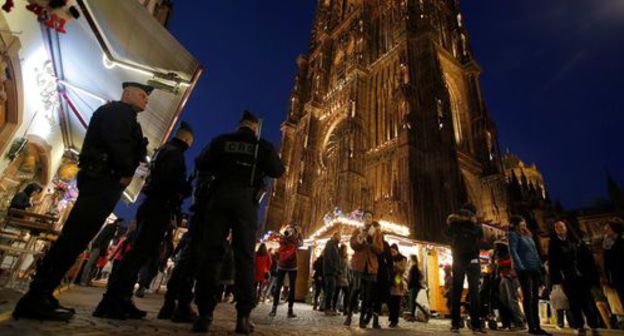 The French police patrols the area of the Christmas Fair in Strasbourg. Photo REUTERS/Vincent Kessler 