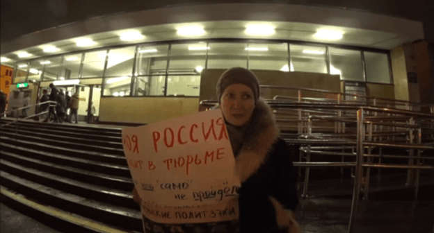 Marina Ken, an activist, at a solo picket in Saint Petersburg on November 29, 2019. Screenshot of the video https://www.facebook.com/marina.ken444/posts/2430620416992969