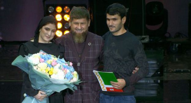 Suleimanov brother and sister receive keys from a new apartmeny in Grozny. Photo by the press service of the Akhmat Kadyrov Fund