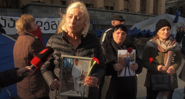 A woman taking part in the action at the Parliament of Georgia. Photo by Beslan Kmuzov for the Caucasian Knot 