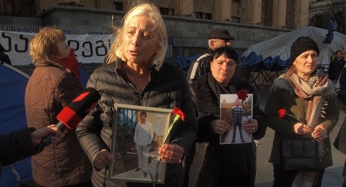 A woman taking part in the action at the Parliament of Georgia. Photo by Beslan Kmuzov for the Caucasian Knot 