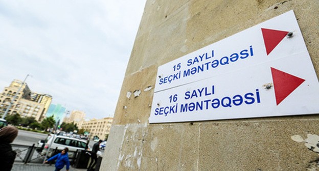 A sign indicating the direction towards a polling station in Baku. Photo by Aziz Karimov for the "Caucasian Knot"