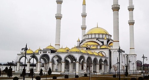 A mosque in the village of Geldagan, Kurchaloi District of Chechnya. Photo: Muslim (muslim322) https://ru.wikipedia.org/