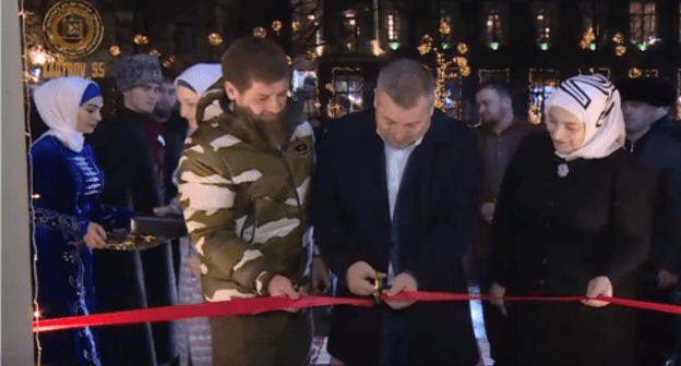 Screenshot of video report on the opening of "Paris" restaurant with participation of Ramzan Kadyrov, https://vk.com/wall279938622_460321