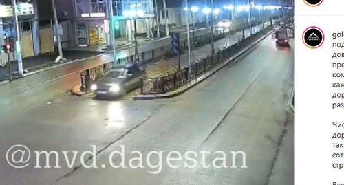A passenger car driving on a footpath that separates the roadway in Khasavyurt. Screenshot of the Instagram post made by the Dagestani MIA: https://www.instagram.com/p/B7MO7kCIs59/