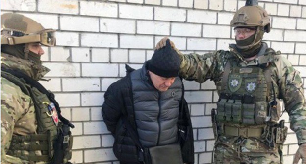 A detainee suspected of organizing an assassination attempt on Adam Osmaev and Amina Okueva. Photo: press service of the Ministry of Internal Affairs of Ukraine, https://mvs.gov.ua/ua/news/27356_Arsen_Avakov_Policiya_zatrimala_grupu_killeriv_yaki_obgruntovano_pidozryuyutsya_u_vbivstvi_Amini_Okuvoi_.htm