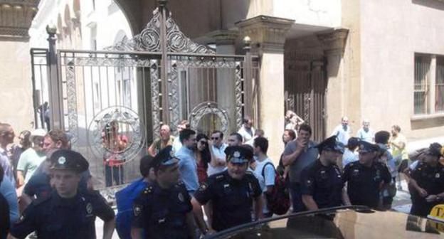 Policemen between protesters and entrance to the Parliament, June 20, 2019. Photo by Beslan Kmuzov for the Caucasian Knot