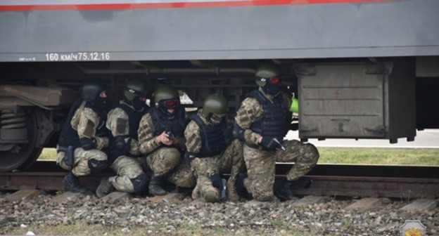 Law enforcers taking part in antiterrorist exercises in Adygea. Photo: NAC press service. http://nac.gov.ru/antiterroristicheskie-ucheniya/operativnym-shtabom-v-respublike-adygeya-6.html#&gid=1&pid=10